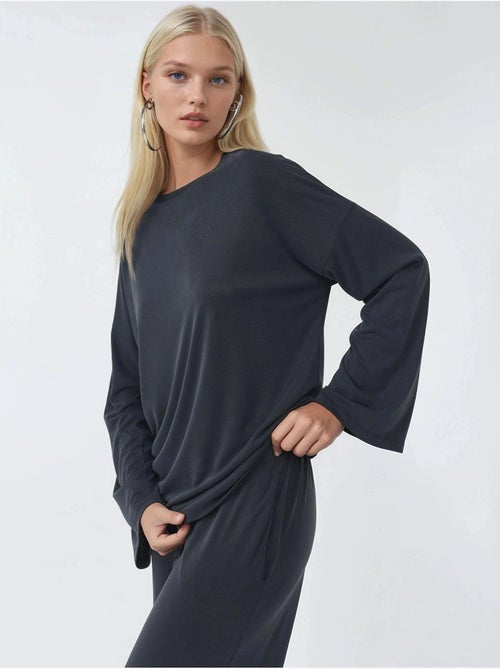 Blusa de manga larga con cuello redondo y ajuste relajado busem - Kiabi Blusa de manga larga con cuello redondo y ajuste relajado busem - Kiabi