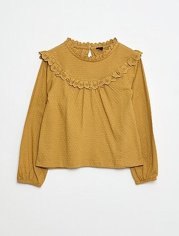 Blusa de manga larga con cuello redondo y pechera con volantes y bordados