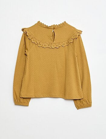 Blusa de manga larga con cuello redondo y pechera con volantes y bordados