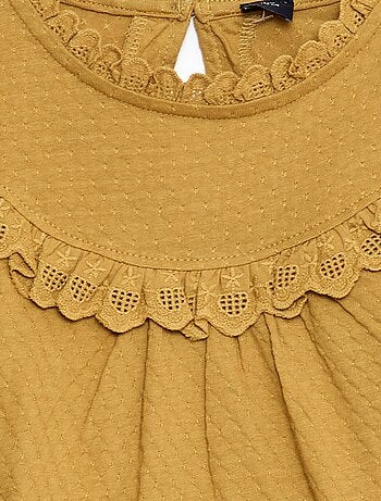 Blusa de manga larga con cuello redondo y pechera con volantes y bordados