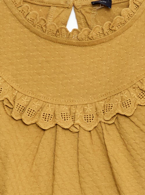 Blusa de manga larga con cuello redondo y pechera con volantes y bordados - Kiabi