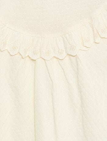 Blusa de manga larga con cuello redondo y pechera con volantes y bordados