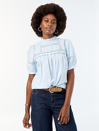 Blusa de mangas cortas con bordados