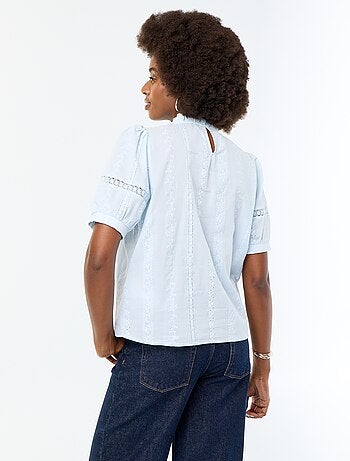 Blusa de mangas cortas con bordados