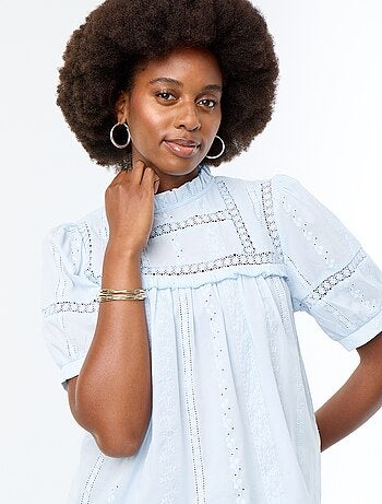 Blusa de mangas cortas con bordados