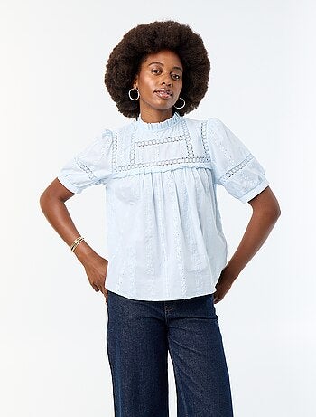 Blusa de mangas cortas con bordados