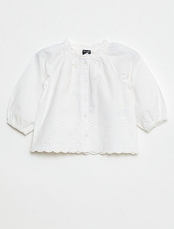 Blusa de popelina con bordados y cuello con volante