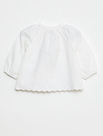 Blusa de popelina con bordados y cuello con volante