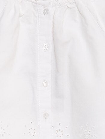 Blusa de popelina con bordados y cuello con volante