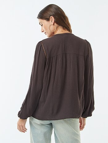 Blusa de punto de crepé con borde calado