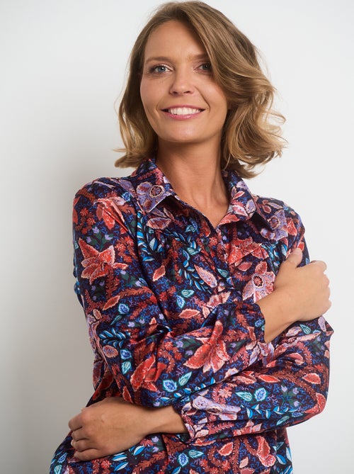 Blusa de raso con cuello de pico y mangas elásticas - AFIBEL - Kiabi Blusa de raso con cuello de pico y mangas elásticas - AFIBEL - Kiabi
