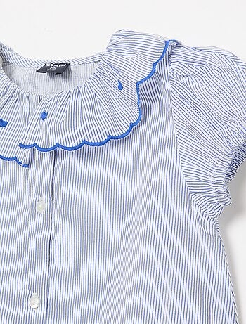 Blusa de rayas de manga corta y bajo con volante