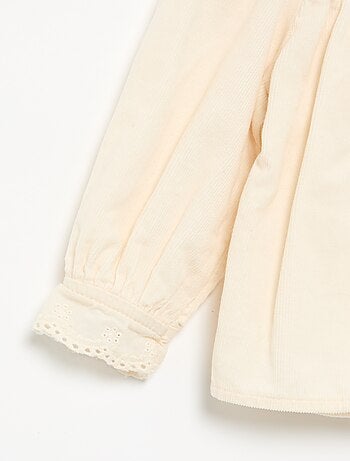 Blusa de terciopelo con puños bordados
