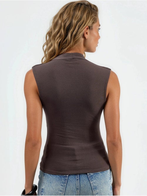 Blusa drapeada sin mangas con cuello en v busem - Kiabi Blusa drapeada sin mangas con cuello en v busem - Kiabi