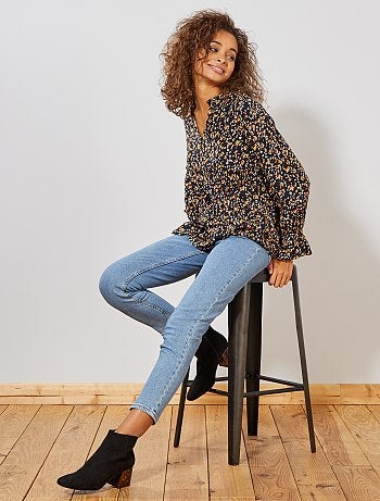 Blusa estampada con cuello de pico - Kiabi