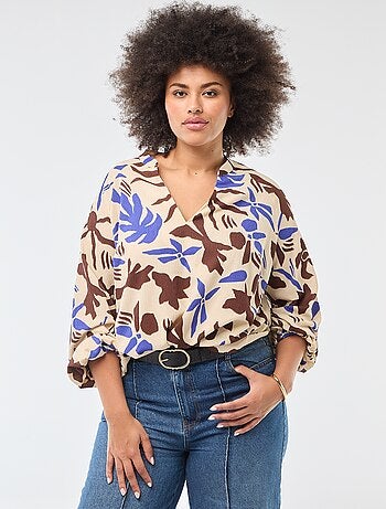 Blusa estampada con cuello en pico