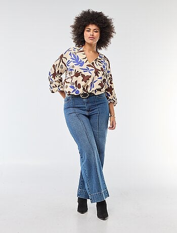 Blusa estampada con cuello en pico