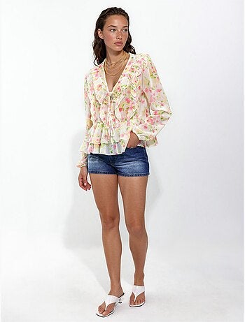 Blusa estampada con cuello en V y volantes