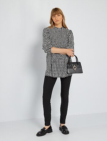 Blusa estampada de cuello alto con volante - Kiabi