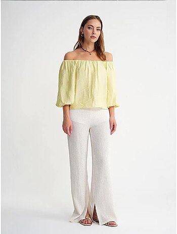 Blusa fina de modal y poliéster con cuello madonna y detalle de volante mixray