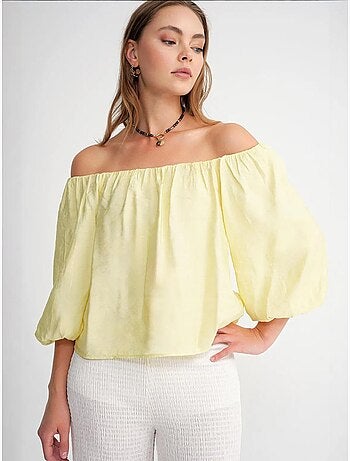 Blusa fina de modal y poliéster con cuello madonna y detalle de volante mixray