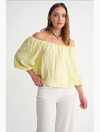 Blusa fina de modal y poliéster con cuello madonna y detalle de volante mixray