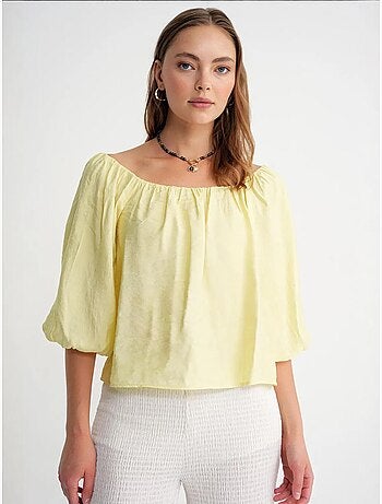 Blusa fina de modal y poliéster con cuello madonna y detalle de volante mixray