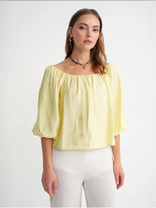 Blusa fina de modal y poliéster con cuello madonna y detalle de volante mixray - Kiabi Blusa fina de modal y poliéster con cuello madonna y detalle de volante mixray - Kiabi