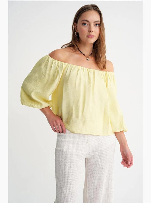 Blusa fina de modal y poliéster con cuello madonna y detalle de volante mixray - Kiabi Blusa fina de modal y poliéster con cuello madonna y detalle de volante mixray - Kiabi