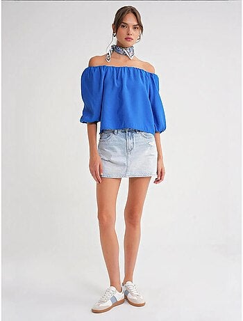 Blusa fina de modal y poliéster con cuello madonna y detalle de volante mixray