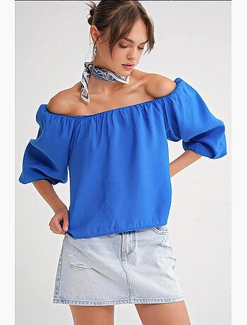 Blusa fina de modal y poliéster con cuello madonna y detalle de volante mixray