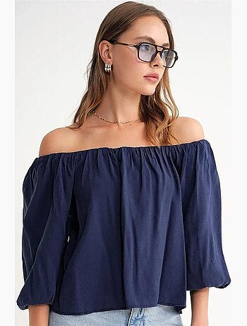 Blusa fina de modal y poliéster con cuello madonna y detalle de volante mixray