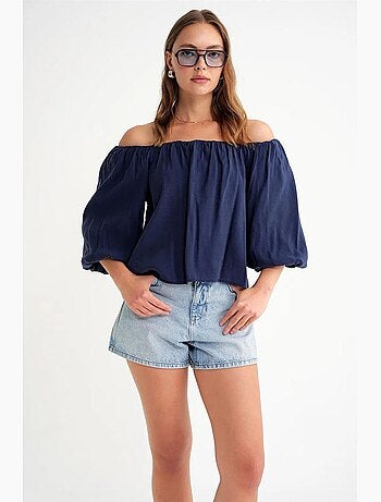 Blusa fina de modal y poliéster con cuello madonna y detalle de volante mixray