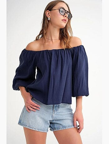Blusa fina de modal y poliéster con cuello madonna y detalle de volante mixray