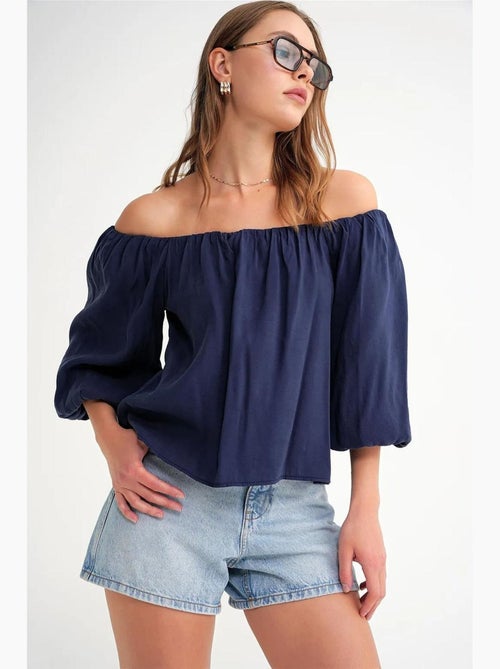 Blusa fina de modal y poliéster con cuello madonna y detalle de volante mixray - Kiabi Blusa fina de modal y poliéster con cuello madonna y detalle de volante mixray - Kiabi