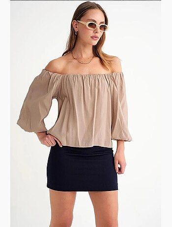 Blusa fina de modal y poliéster con cuello madonna y detalle de volante mixray