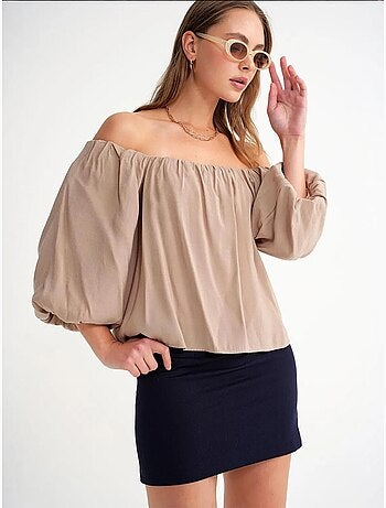 Blusa fina de modal y poliéster con cuello madonna y detalle de volante mixray