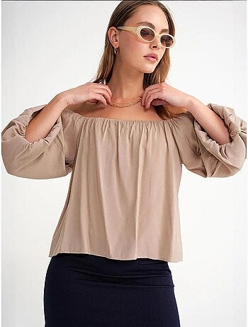 Blusa fina de modal y poliéster con cuello madonna y detalle de volante mixray