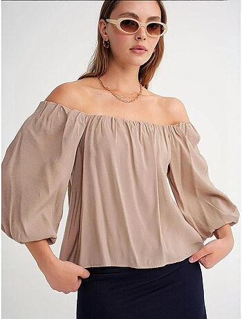 Blusa fina de modal y poliéster con cuello madonna y detalle de volante mixray