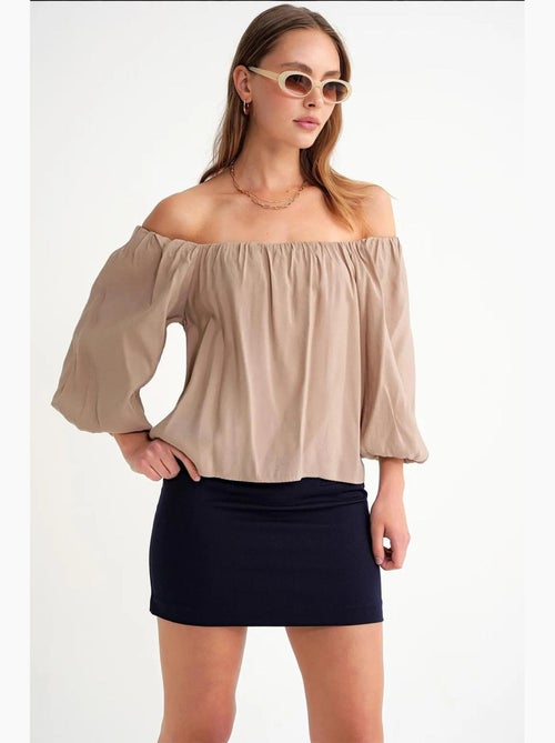 Blusa fina de modal y poliéster con cuello madonna y detalle de volante mixray - Kiabi Blusa fina de modal y poliéster con cuello madonna y detalle de volante mixray - Kiabi