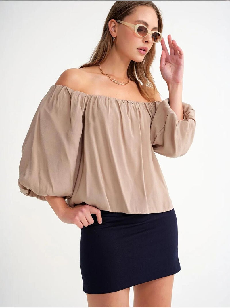 Blusa fina de modal y poliéster con cuello madonna y detalle de volante mixray Camel - Kiabi