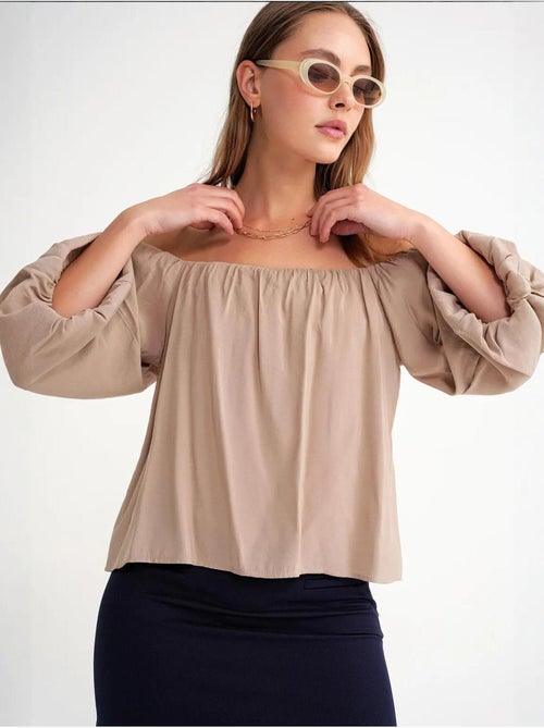 Blusa fina de modal y poliéster con cuello madonna y detalle de volante mixray - Kiabi Blusa fina de modal y poliéster con cuello madonna y detalle de volante mixray - Kiabi