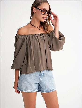 Blusa fina de modal y poliéster con cuello madonna y detalle de volante mixray