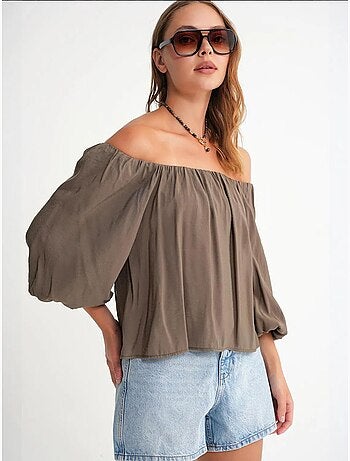Blusa fina de modal y poliéster con cuello madonna y detalle de volante mixray