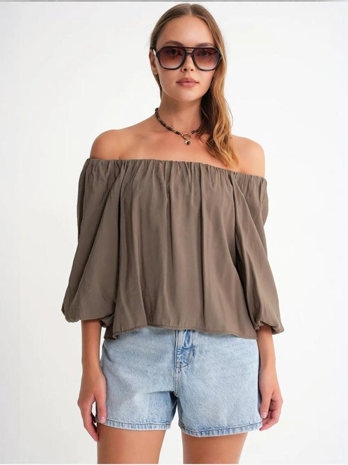 Blusa fina de modal y poliéster con cuello madonna y detalle de volante mixray - Kiabi Blusa fina de modal y poliéster con cuello madonna y detalle de volante mixray - Kiabi