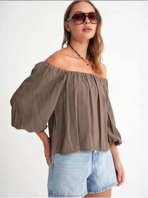 Blusa fina de modal y poliéster con cuello madonna y detalle de volante mixray - Kiabi Blusa fina de modal y poliéster con cuello madonna y detalle de volante mixray - Kiabi