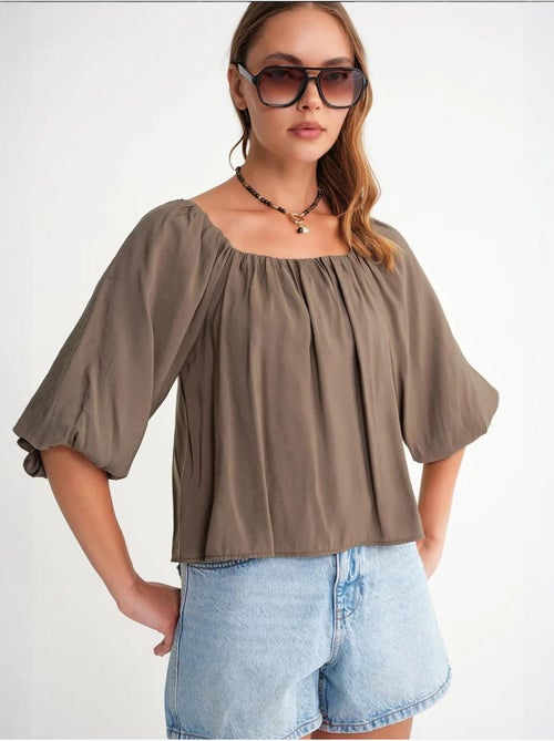 Blusa fina de modal y poliéster con cuello madonna y detalle de volante mixray - Kiabi Blusa fina de modal y poliéster con cuello madonna y detalle de volante mixray - Kiabi