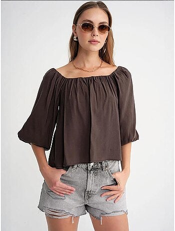 Blusa fina de modal y poliéster con cuello madonna y detalle de volante mixray