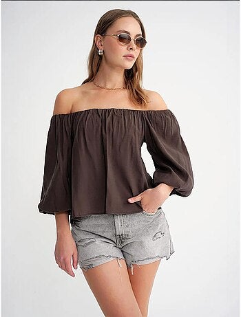 Blusa fina de modal y poliéster con cuello madonna y detalle de volante mixray