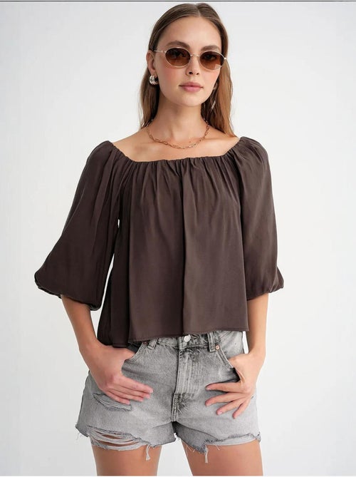 Blusa fina de modal y poliéster con cuello madonna y detalle de volante mixray - Kiabi Blusa fina de modal y poliéster con cuello madonna y detalle de volante mixray - Kiabi